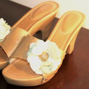 UNISA SLIP ON HEELS IN TAN W FLOWER ON OPEN TOE